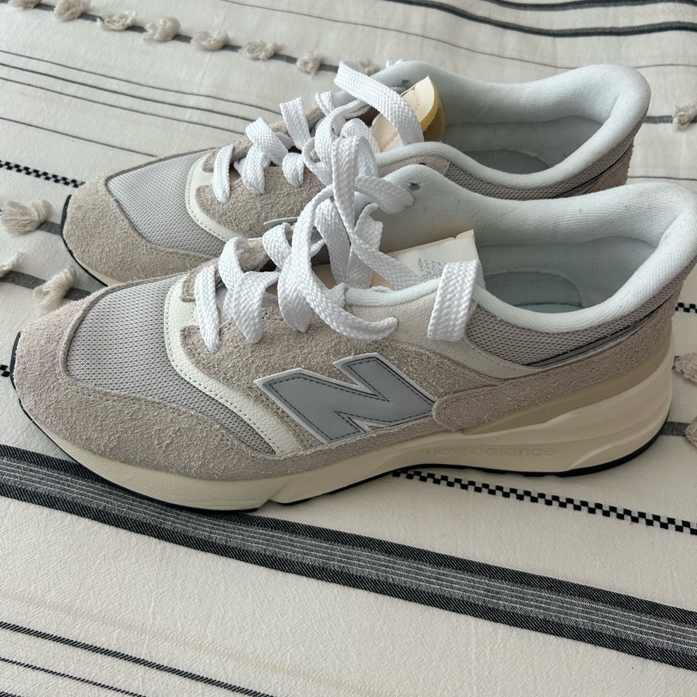 Men’s New Balance Beige and White Suede Mesh Sneakers 997R size 12
